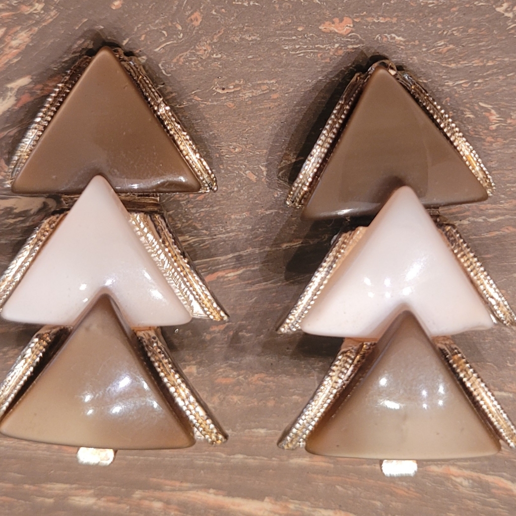 Leru Vintage Mcm Thermoset 2-Tone Chevron Clip-On Earrings In Brown And Cream